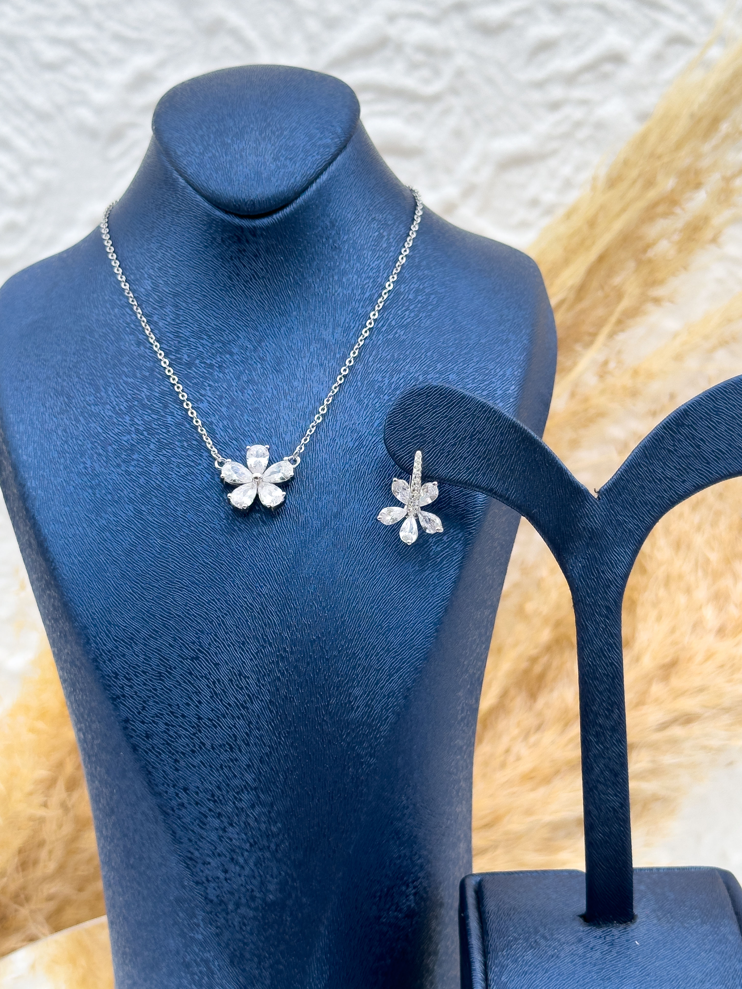 925 Ayar Gümüş Lotus Modeli Zarif Kolye & Küpe 2’li Set – Özel Hediye